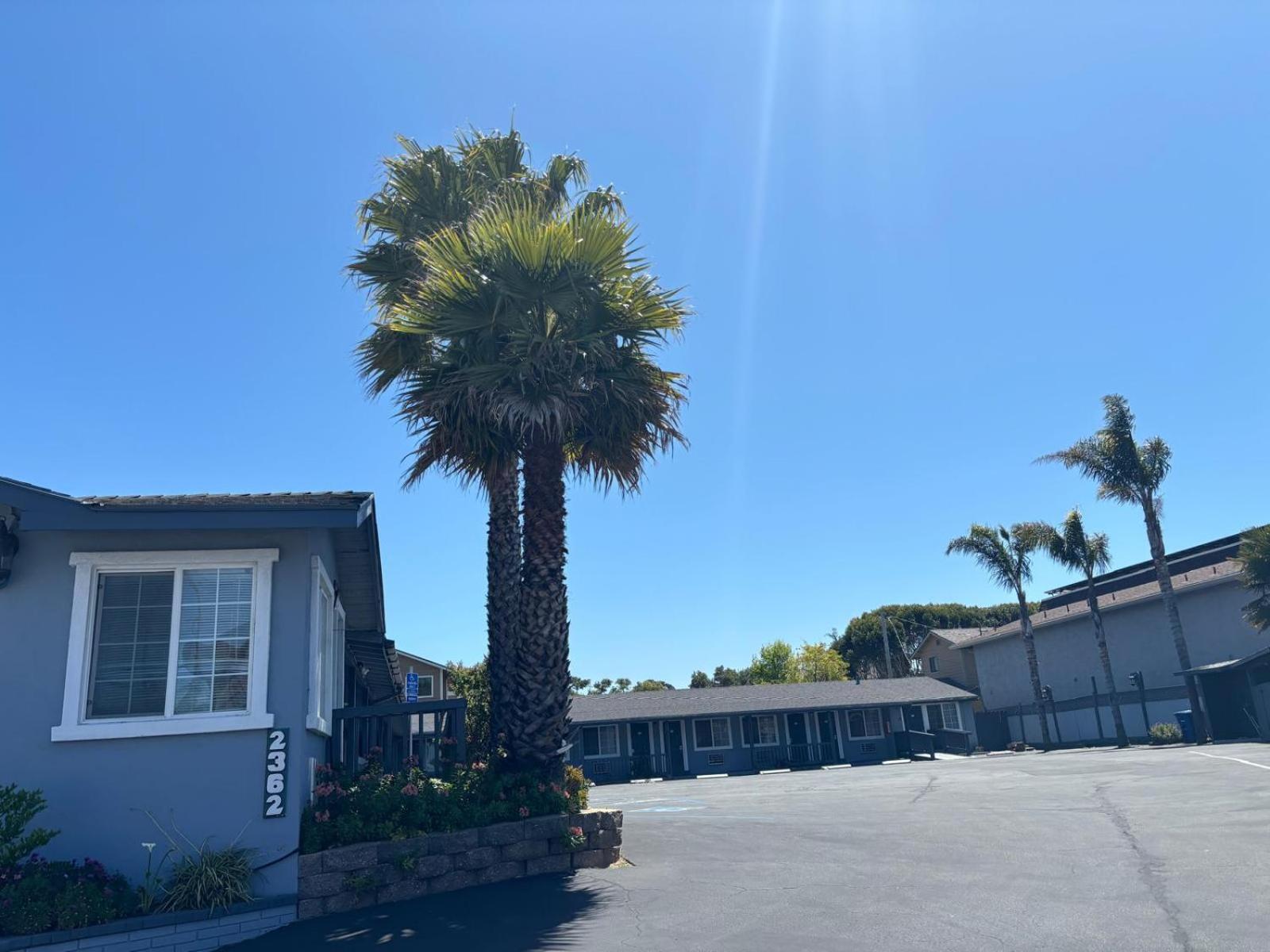 The Monterey Fireplace Inn Bagian luar foto